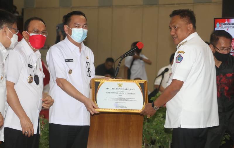 Pemerintah Kota Tomohon menerima dua penghargaan, yaitu yang pertama Terbaik I Penghargaan Jaminan Sosial Ketenagakerjaan Paritrana Awards tahun 2021 Kategori Kabupaten/Kota Tingkat Provinsi Sulawesi Utara yang diserahkan Gubernur Olly Dondokambey